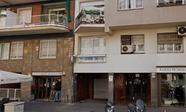 Entrada de la Clínica Dental Dra. Ureta al Carrer del Rosselló 134, Entresol 2a, Eixample Barcelona